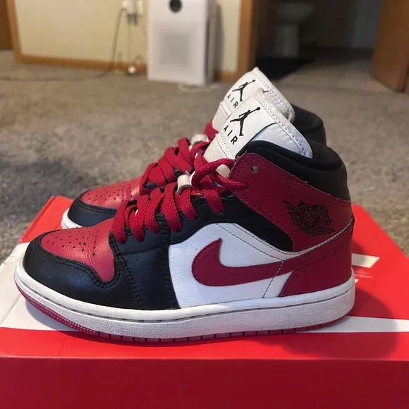 Air Jordan 1 Mid - Picture 2 of 5